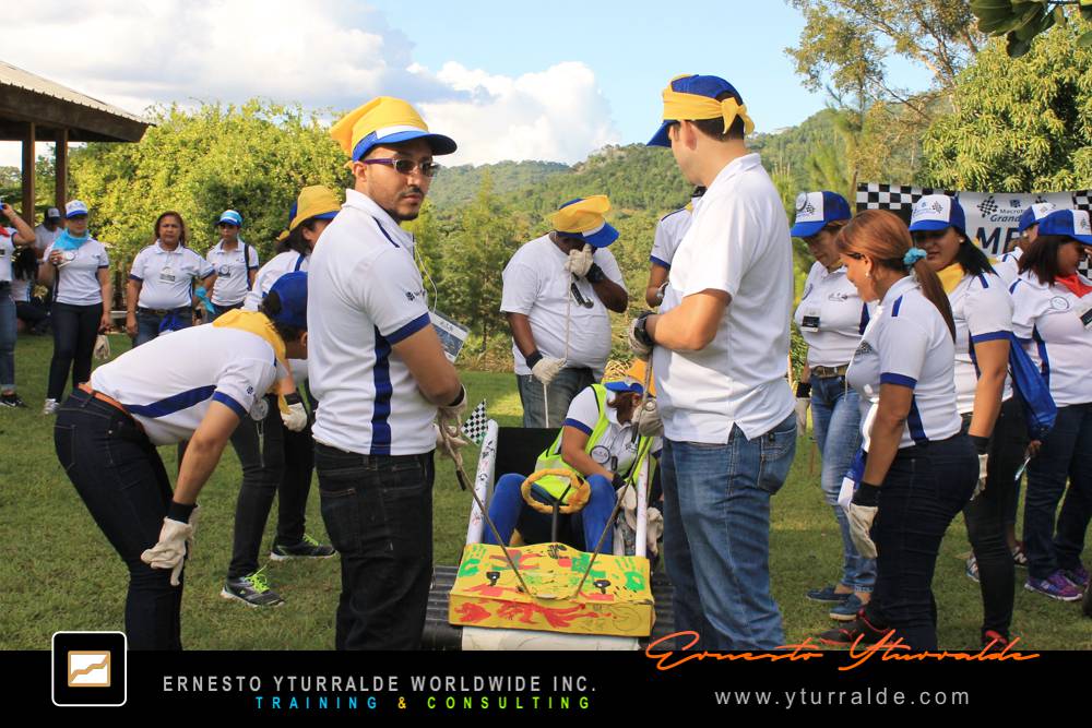Actividad de Team Building con cuerdas bajas en Honduras para fortalecer la integración y colaboración entre colaboradores