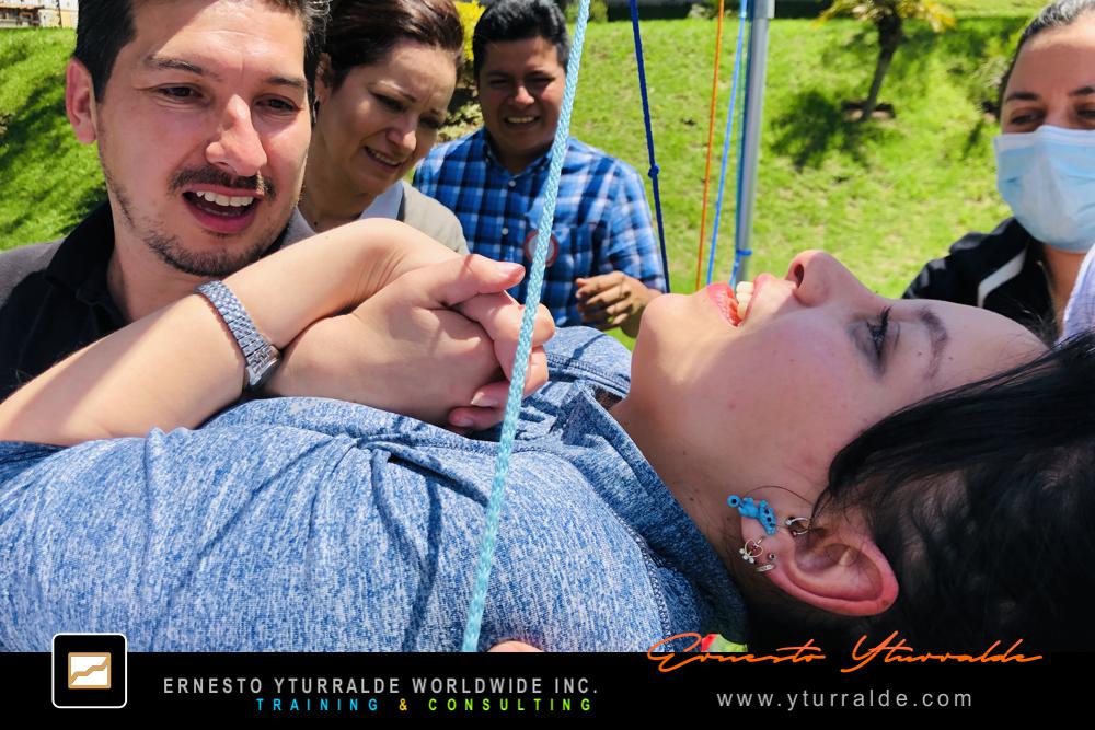 Taller experiencial de cuerdas bajas en Honduras para desarrollar liderazgo, comunicación y trabajo en equipo