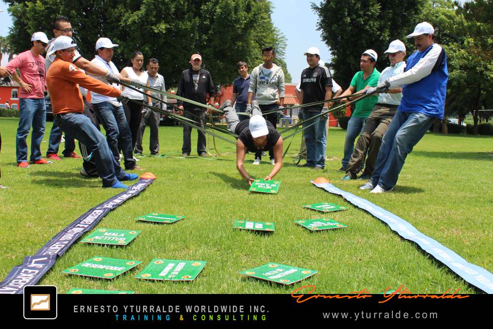Programa de Team Building empresarial en Honduras con dinámicas de cuerdas bajas para equipos de alto desempeño